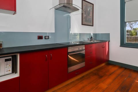 The Settlers Cottage - In the Heart of St Helens House in St Helens