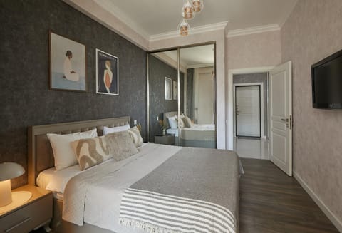Bed, TV and multimedia, Bedroom, wardrobe