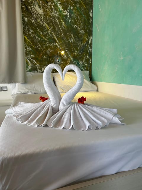 Bed, Bedroom, towels