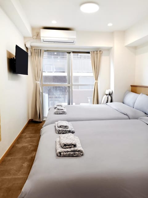 Bed, TV and multimedia, Photo of the whole room, Bedroom, towels, air conditioner