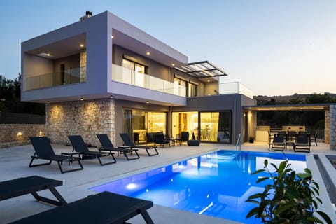 Property building, Swimming pool, sunbed