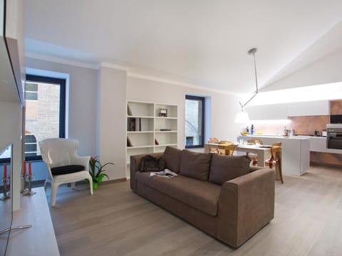 TV and multimedia, Coffee/tea facilities, Kitchen or kitchenette, Living room, Dining area, Family