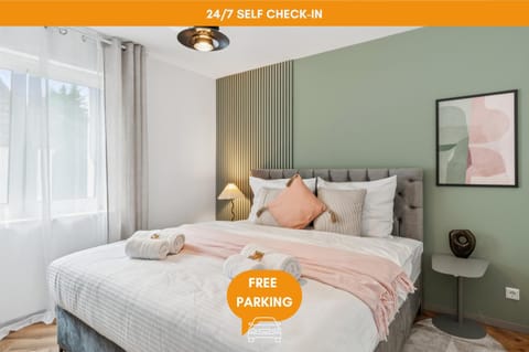Bed, Photo of the whole room, Bedroom, Text overlay