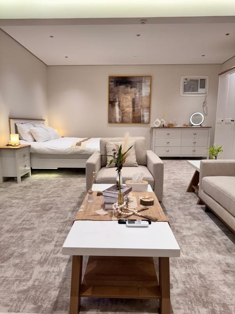 Bed, Photo of the whole room, Seating area, Bedroom