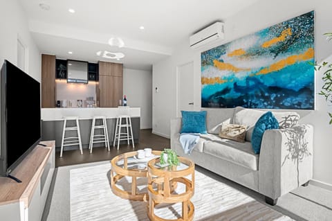 TV and multimedia, Kitchen or kitchenette, Living room, Seating area, Dining area