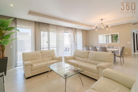 Communal lounge/ TV room, Living room, Seating area, Dining area, Evening entertainment