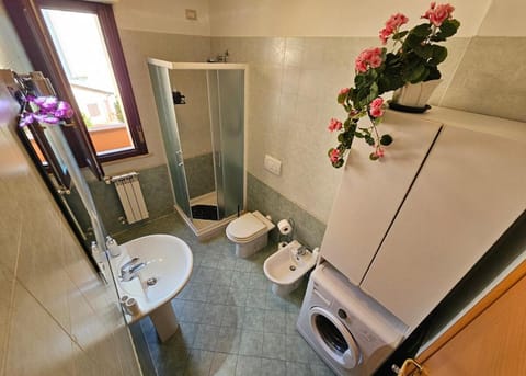 Shower, Toilet, Bathroom, bidet, towels, washing machine