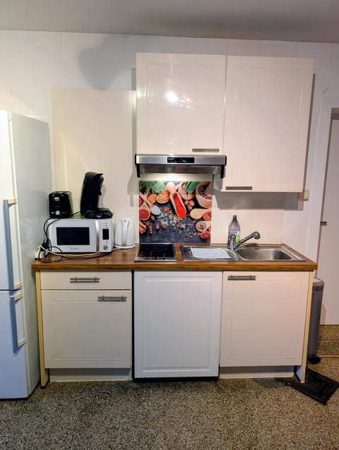 Coffee/tea facilities, Kitchen or kitchenette, stove, toaster