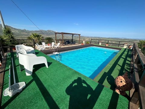 Mountain view, Swimming pool, Location