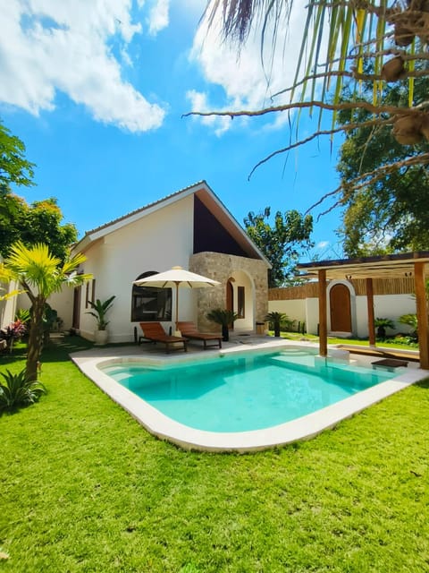 Property building, Patio, Garden view, Pool view, Swimming pool, sunbed