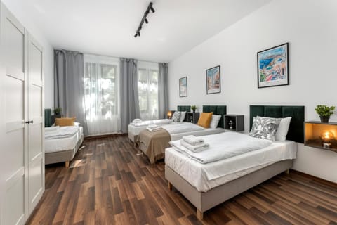 Bed, Photo of the whole room, Seating area, Bedroom, towels