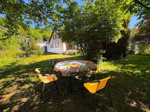 Property building, Garden, Dining area, Garden view