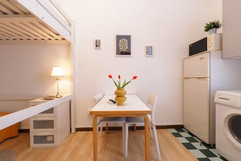 Kitchen or kitchenette, Living room, Seating area, Dining area, washing machine
