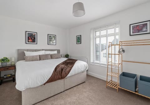 Southampton Retreat for 12 Near Waterfront House in Southampton