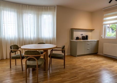 Kitchen or kitchenette, Seating area, Dining area