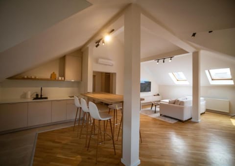 TV and multimedia, Kitchen or kitchenette, Dining area