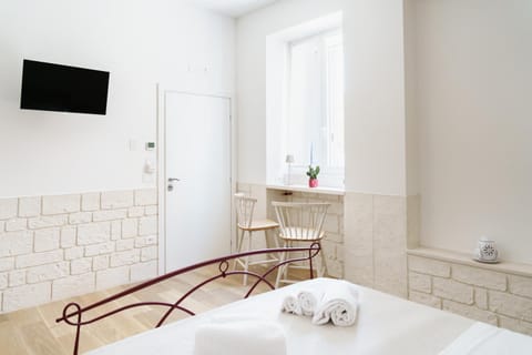 Bed, TV and multimedia, Photo of the whole room, Bedroom, towels