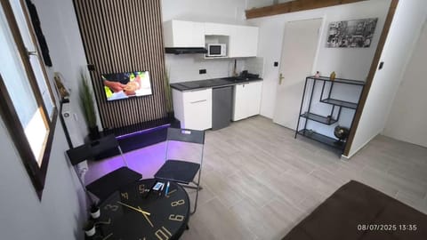Communal lounge/ TV room, stove