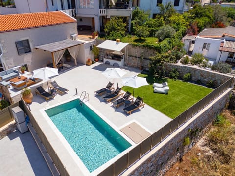 Property building, Patio, Garden, Garden view, Pool view, Swimming pool, sunbed