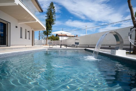 Property building, Day, Pool view, Swimming pool