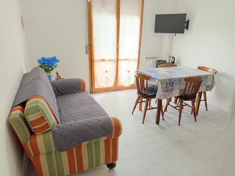 TV and multimedia, Kitchen or kitchenette, Living room, Seating area, Dining area