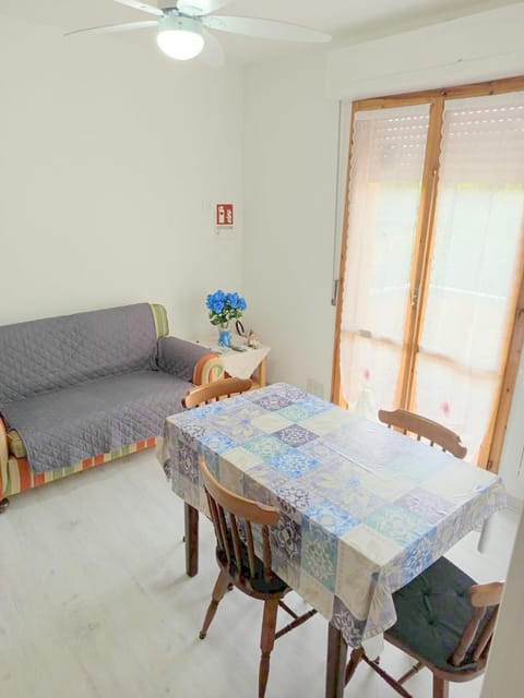 Communal lounge/ TV room, TV and multimedia, Living room, Seating area, Dining area, Lunch