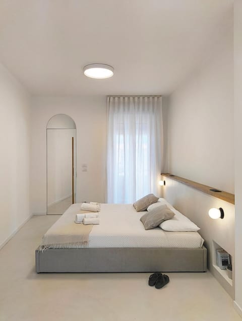 Photo of the whole room, towels