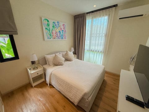 Bed, TV and multimedia, Photo of the whole room, Bedroom