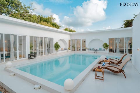 Day, Pool view, Swimming pool, sunbed