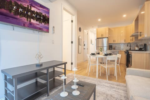 Kitchen or kitchenette, Living room, Seating area, Dining area, oven, stove