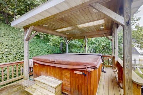 Steps to Crystal Lake! Group Getaway with Hot Tub House in Beulah