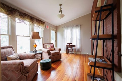 Aletha-Marie Krog House House in Ozark Mountains