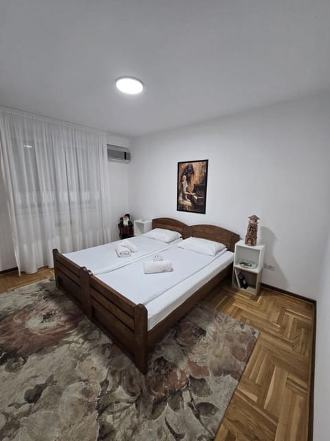 Bed, Photo of the whole room, Bedroom, towels, air conditioner