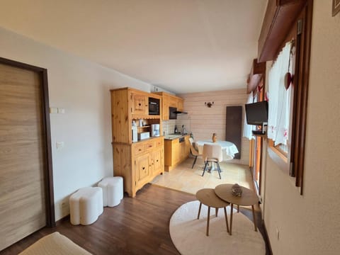 TV and multimedia, Kitchen or kitchenette, Living room, Seating area, Dining area