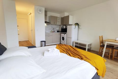 Bright Studio Near Paris Expo & Metro Elevator N92-113 Apartment in Vanves