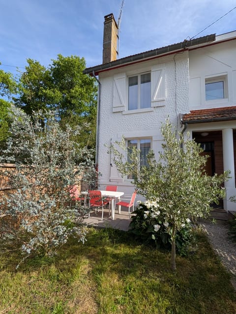 Property building, Garden, Garden view