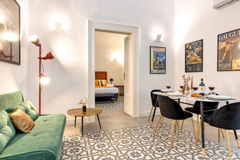 Bed, Living room, Photo of the whole room, Seating area, Dining area, Bedroom, air conditioner