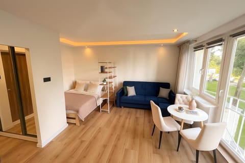 Bed, Living room, Seating area, Dining area