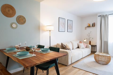 Bed, Living room, Photo of the whole room, Seating area, Dining area