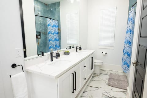 Luxe New Construction Home in Quiet Neighborhood House in New Orleans