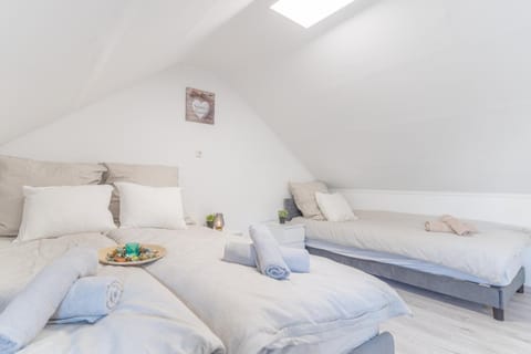 Bed, Photo of the whole room, Bedroom, towels