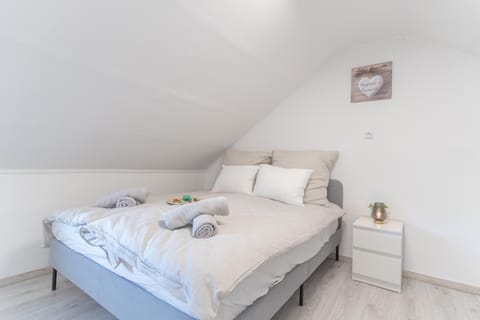 Bed, Photo of the whole room, Bedroom, towels