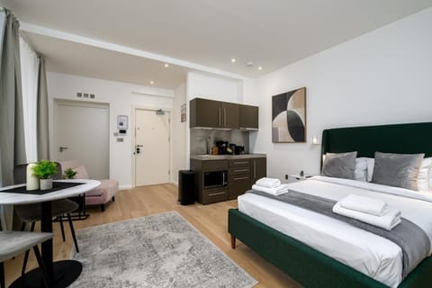 Bed, TV and multimedia, Kitchen or kitchenette, Living room, Photo of the whole room, Seating area, Dining area, Bedroom, towels