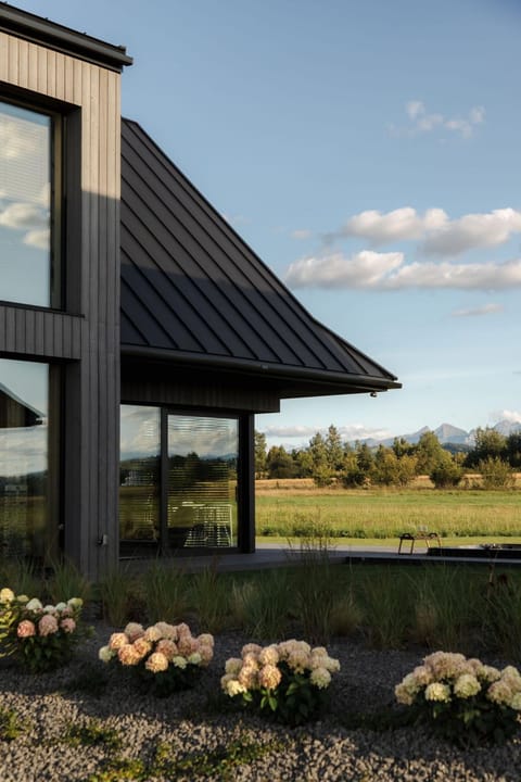 Property building, Off site, Day, Neighbourhood, Natural landscape, Garden, Garden view, Mountain view, Mountain view, Location