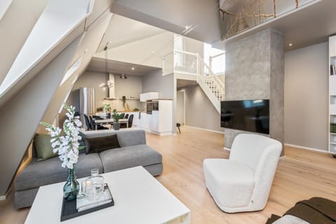 TV and multimedia, Kitchen or kitchenette, Living room, Seating area