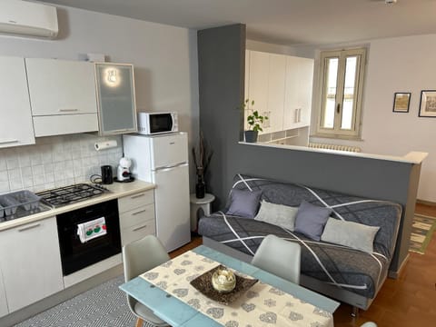 Kitchen or kitchenette, Seating area