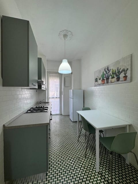 Kitchen or kitchenette, Dining area, minibar, stove