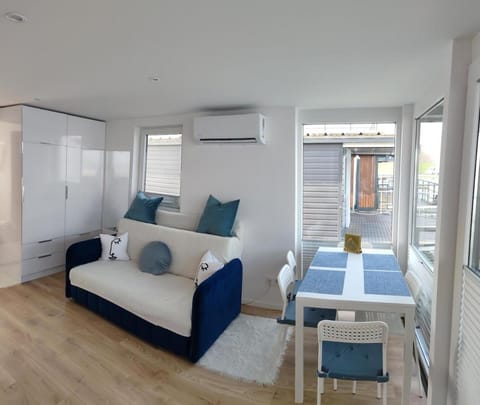 Living room, Photo of the whole room, Dining area