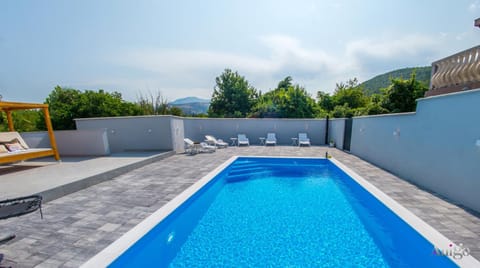 Mountain view, Pool view, Swimming pool, sunbed