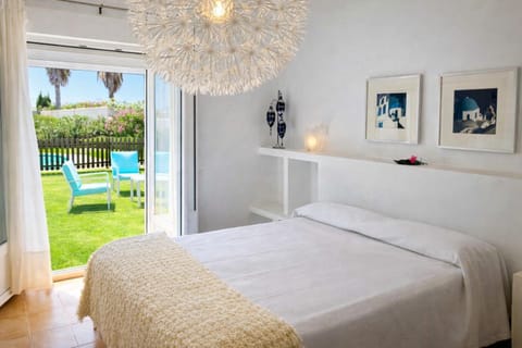 Bed, Garden, Photo of the whole room, Bedroom, Garden view, Pool view, Swimming pool